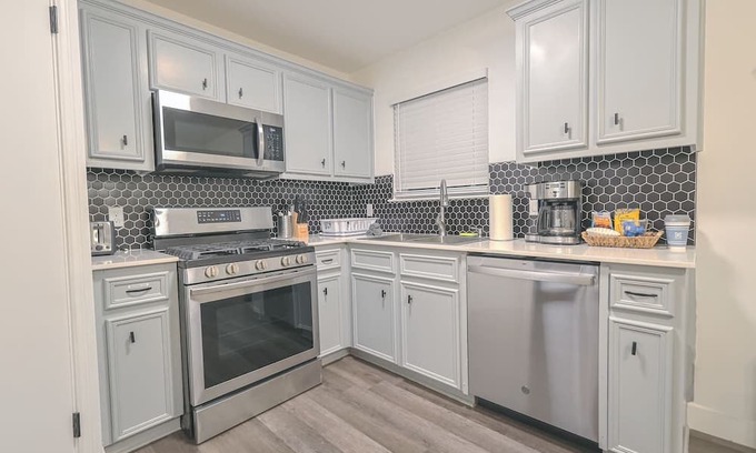 St. Johns House | Game Room, Day Bed, Close To DT, Breakfast, +