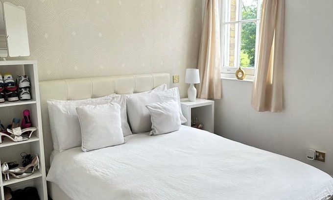 Coppetts Apartment | Luxurious Apartment in Private Estate