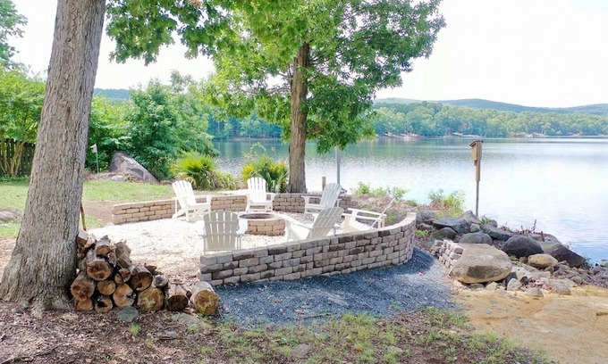 Southmont House | NEW LISTING! Casa do Lago (3-Bedroom Home) by RedAwning