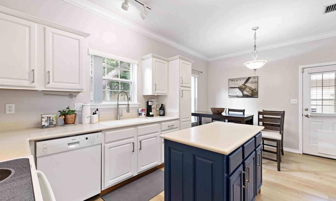 Wright House | Centrally Located Modern 3BR Ideal Family Retreat