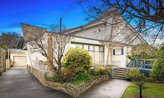 Werribee House | Lodge Retro Heart of Werribee Blast from the Past