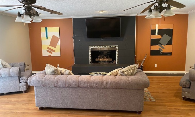 Raleigh House | Cozy 3-bedroom house in Memphis with WiFi