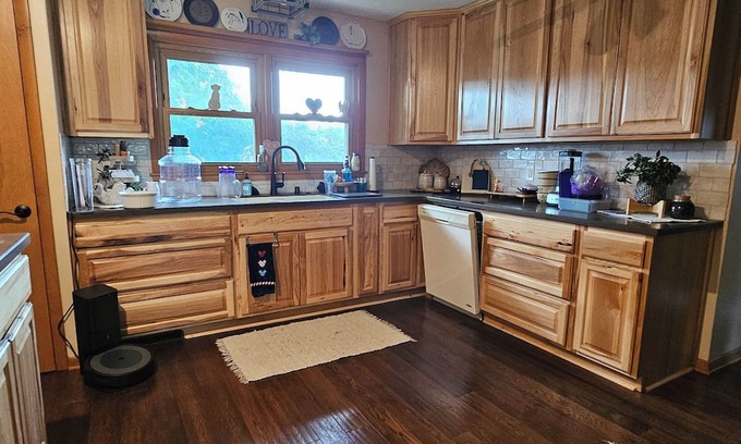 Mukwonago House | Charming 2-bedroom house in tranquil Mukwonago . 25 min to downtown Milwaukee.