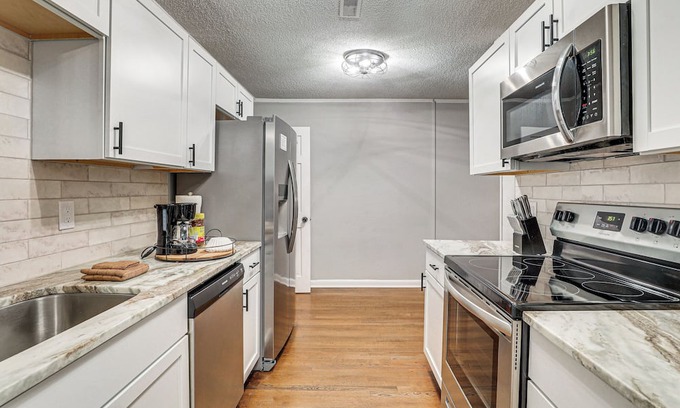Goose Creek House | Pet-Friendly Goose Creek Home: 19 Mi to Charleston