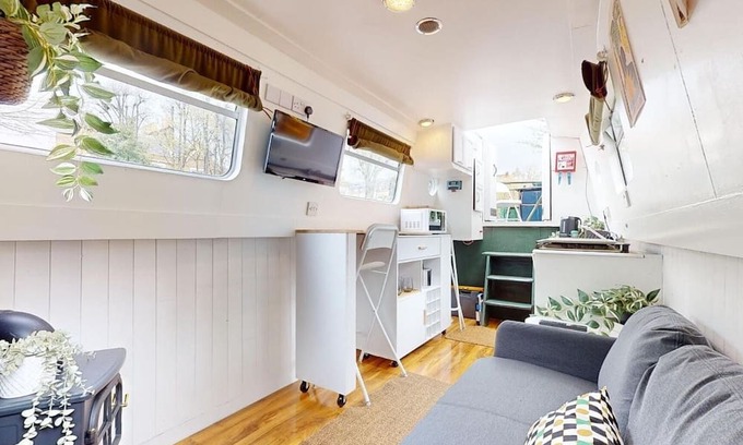 Little Venice Boat Rental | Executive houseboat in Little Venice