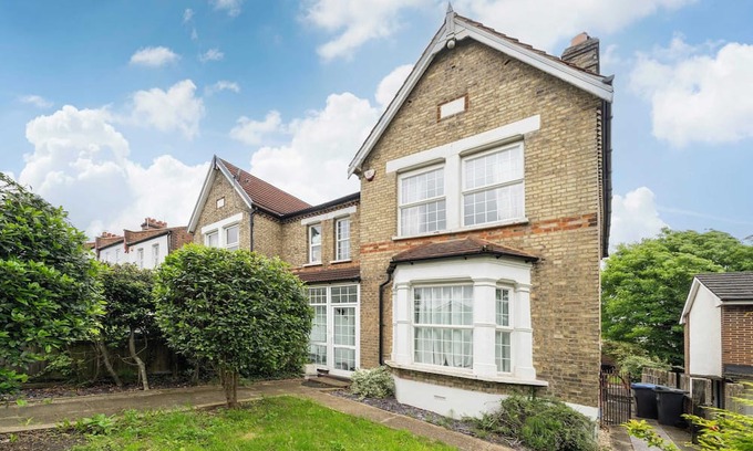 Southgate House | Charming 2BR Floor in House on Avenue Road