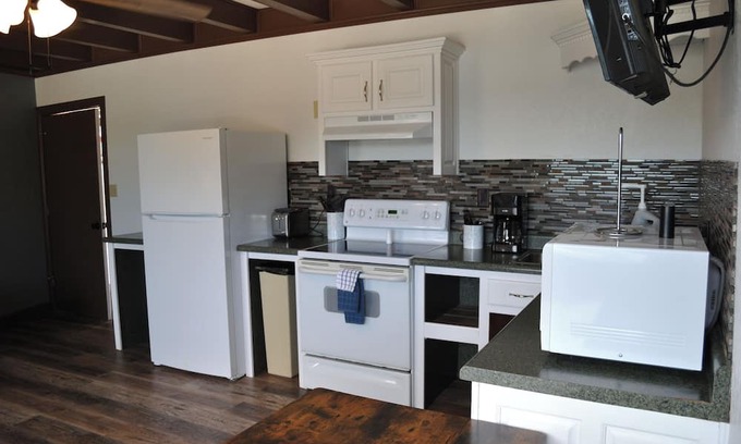 Albany Apartment | Handicap Accessible 1 Bedroom Suite with a Balcony overlooking Lake Cumberland.