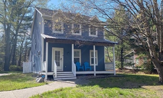 South Haven House | Charming house four blocks from Lake MI, with screened porch, yard games, & AC