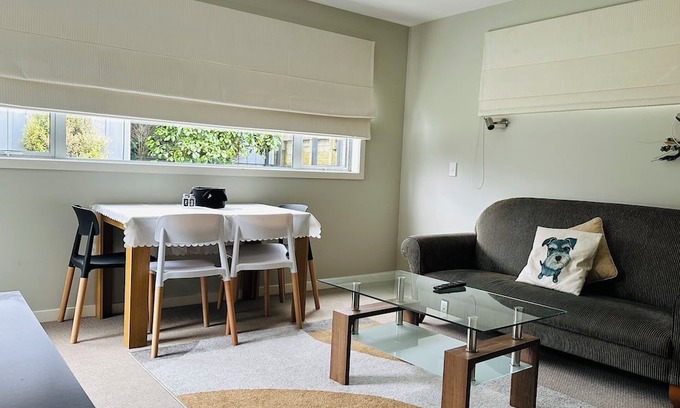 Wellington Apartment | Sunny house with garden views