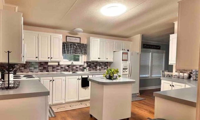 Semora House | Hyco Lake Retreat - Near VIR / Caesar's Casino / Raleigh-Durham-UNC