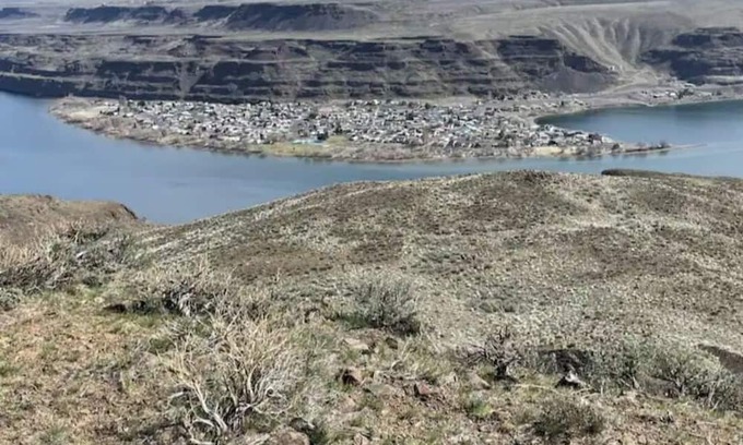 Sunland Estates House | Cozy 2 bedroom Sunland home with private yard 6 miles from the Gorge
