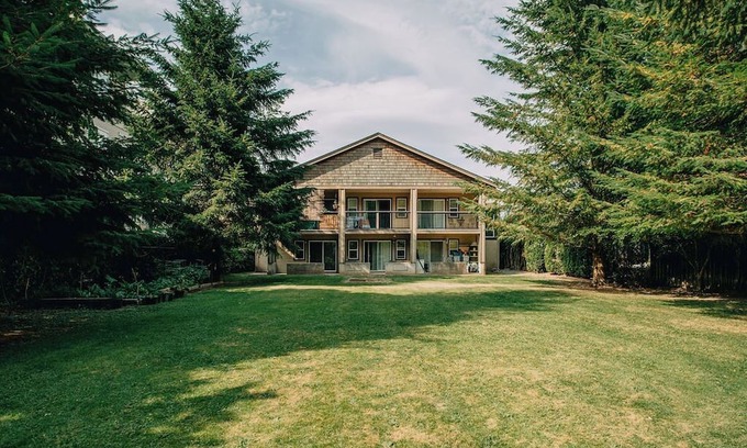 Harrison Hot Springs Condo | Renovated Contemporary Studio in Harrison Springs