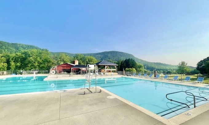 Cedar Rock House | Located inside a private and quite Golf Community close to popular attractions