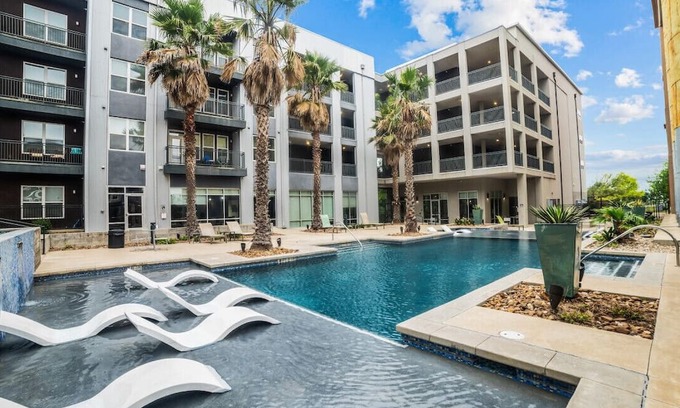 King William Apartment | River Walk Luxury: 2BR Apt | River&Pool Views+Gym