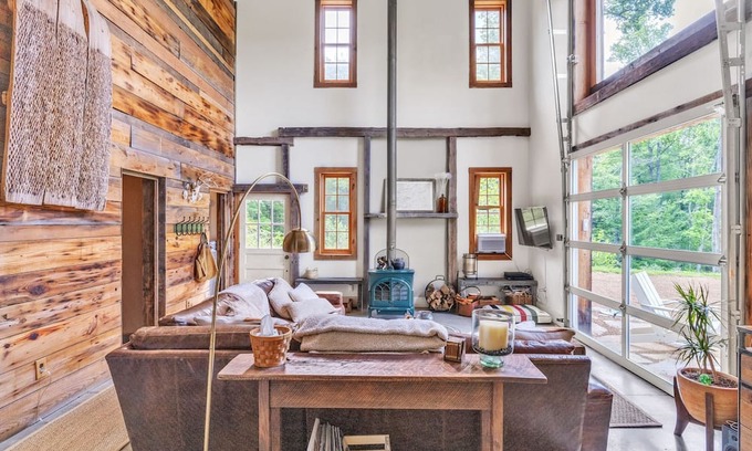 Independence Cabin | Mountain Oasis: Vintage Charm Meets Modern Luxury