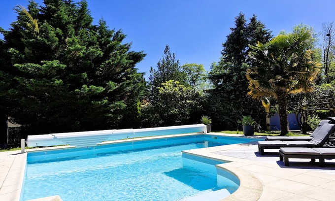 Neyron House | Maison Proche Lyon. 4 Chambres, Piscine, Baby Foot, Trampoline