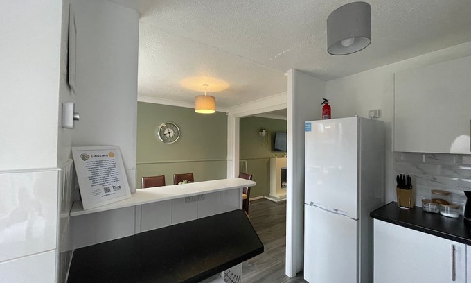 Newcastle-upon-Tyne House | 3 bdrm, with fab links & parking