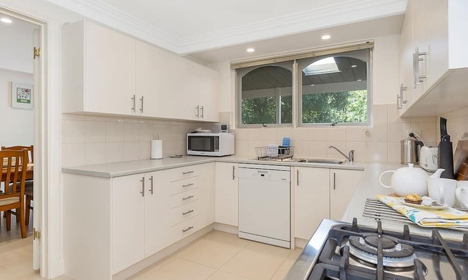 Kensington Gardens House | 3BR Family Home in Kensington Gardens