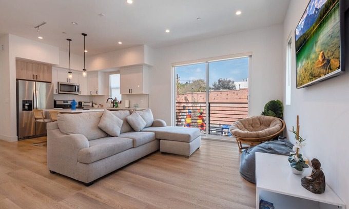Chinatown Apartment | Modern Elegance: 4BR, 4BA + Outdoor Comfort