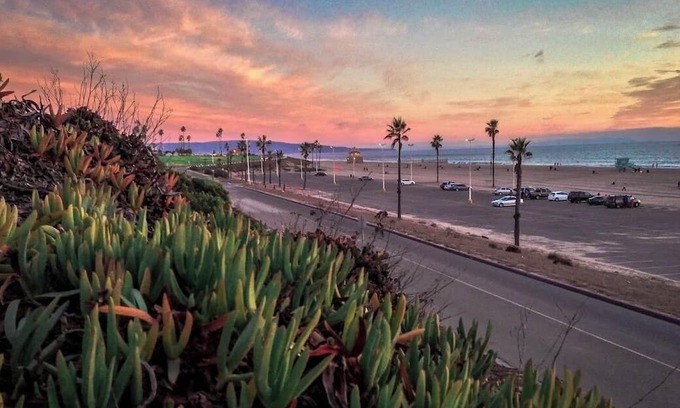Playa Del Rey House | 1 min walk to the beach! Family friendly w/ large patio in Playa Del Rey.