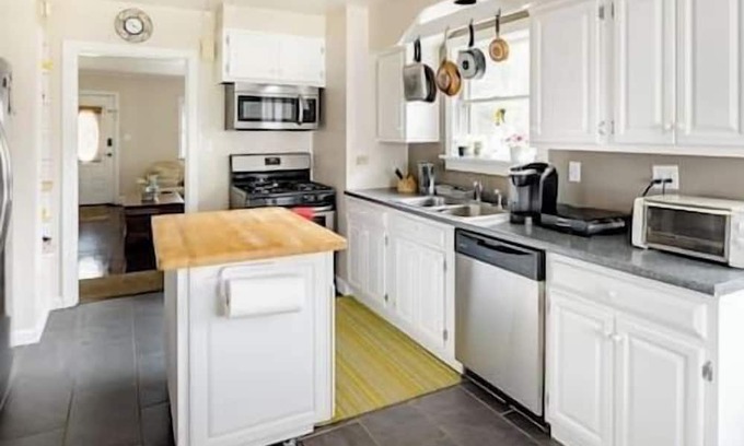 Milford Apartment | Finished Attic Space-Minutes to Hiking in Milford!