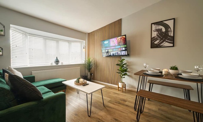 Cheadle Apartment | 7 Min To Airport | FREE Parking | 5 Beds