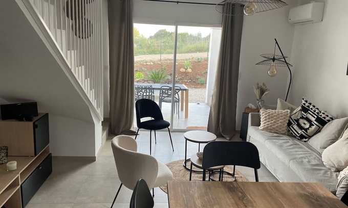 Aleria Apartment | Appartement Neuf en Duplex Proche Centre Village, 4 kms des Plages. Pépite !