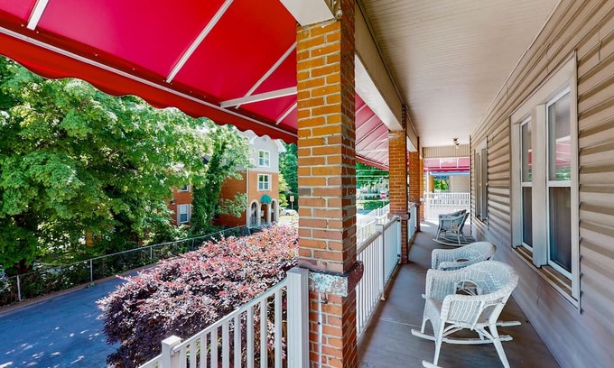 Maryville Condo | Cozy condo with private W/D, wifi + screened-in balcony