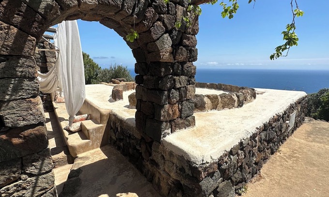 Pantelleria House | Masdar:il dammuso al sorgere del sole