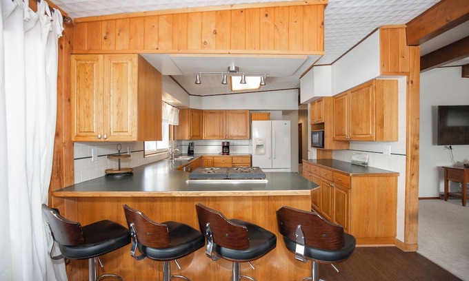 Bozeman House | Serene Pet Friendly, Fully Fenced 1 Acre 4BR 1.5BA Home With Privacy and Views