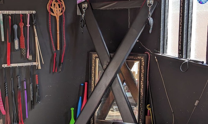 Arlington House | UNIQUE DUNGEON RETREAT - Experience your own 50 Shades of Gray Kink Adventure 😈