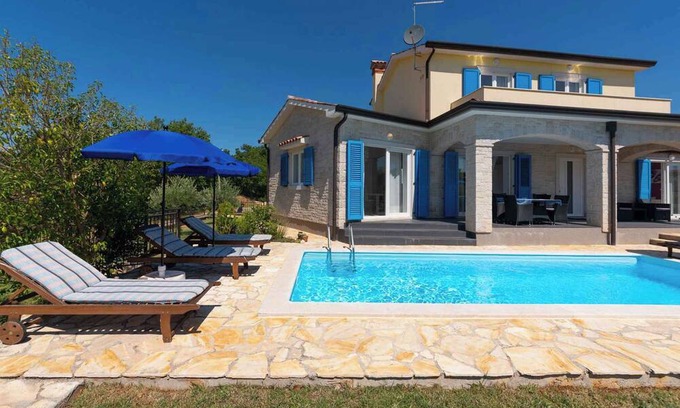 Nova Vas Villa | Villa with pool and air conditioning