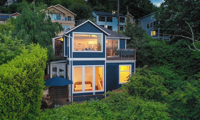 North Admiral House | Your Perfect Alki Beach Escape Awaits!
