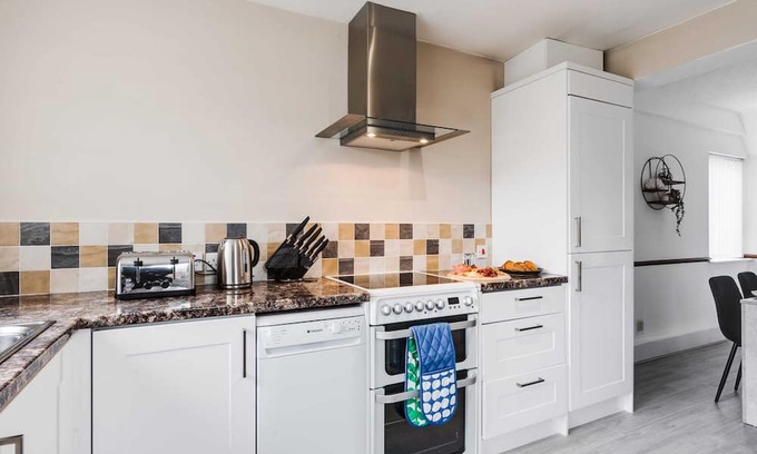 Bamber Bridge House | Serenity - 3 bedrooms, FREE WiFi & Parking