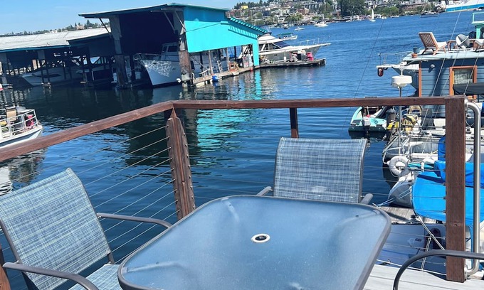 Seattle Boat Rental | Houseboat on Seattle's Lake Union