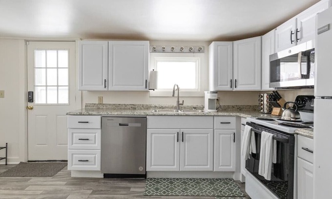 Waterbury Apartment | 1 Bedroom Waterbury Cozy Haven