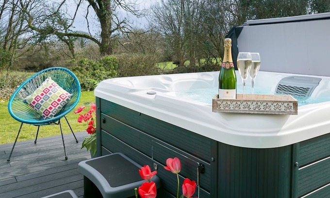 Marianglas Cottage | Gamdda Fawr - a hot tub that sleeps 8 guests in 4 bedrooms