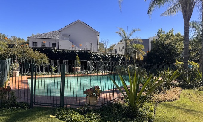 Greater Johannesburg Metropolitan Area Cottage | Beautiful Flat in the heart of Bryanston with Backup power, Wi-Fi and Netflix