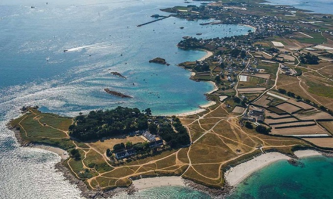 Ile-de-Batz House | Explorez le Jardin Colonial de L'île de Batz : un Joyau du Nord-finistère, Parfa