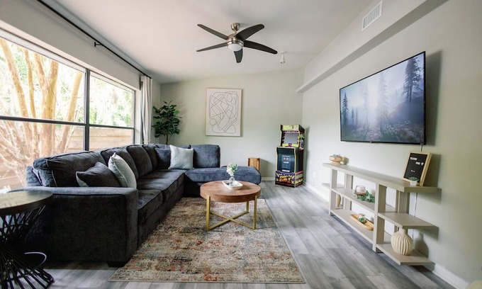 Gainesville Apartment | Gainesville Gem: 2/2 Near Shops & Restaurants