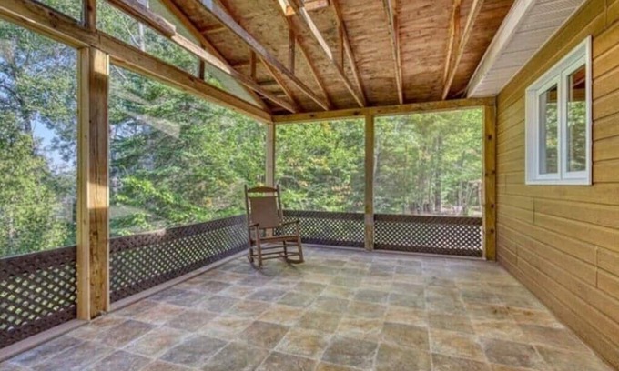 Alleyn-et-Cawood House | Lakeside family getaway, 1 hr from Ottawa-Gatineau