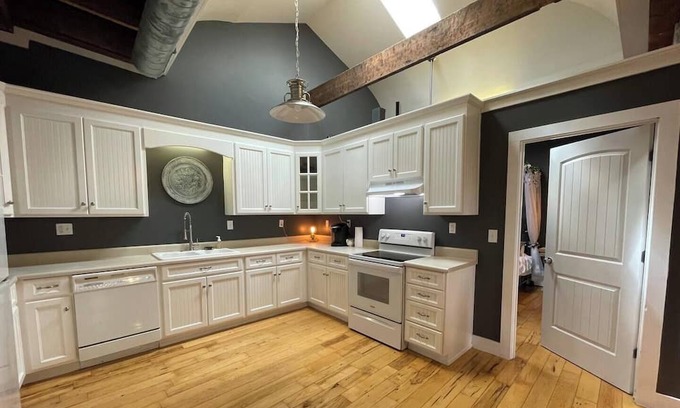 Abbeville House | The Uptown, 2 room king suite on historic square