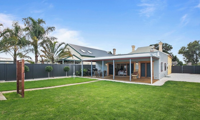 Woodville Park House | Stanley Stay - Central Location, 3 bdrm, WiFi, pizza oven, fully enclosed yard