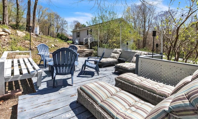 Old Mystic House | Cozy Home near Downtown & Olde Mistick Village
