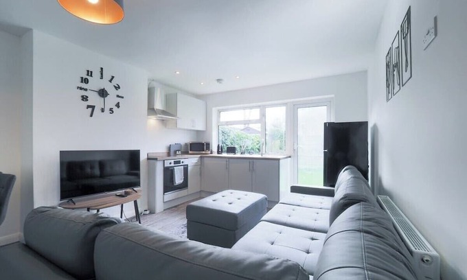 Woking House | 3 Bed Bungalow In Woking