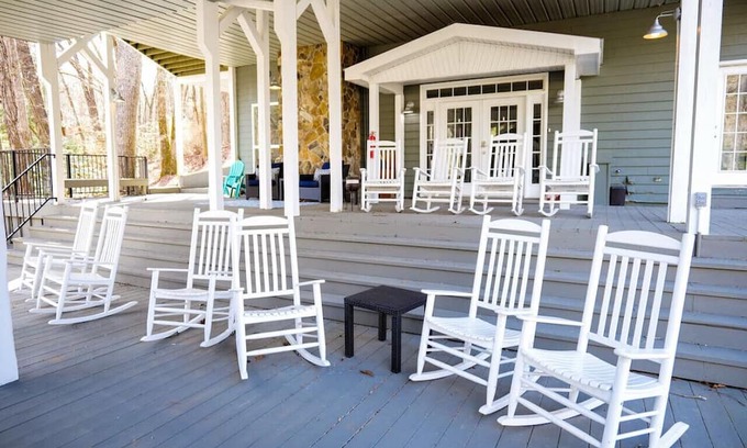 Clarkesville Apartment | Cozy little getaway at the lake