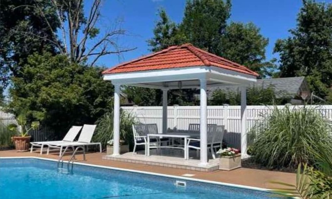 Fulton House | This edifice is stunning, historic and absolutely in a cool state . It has pool.