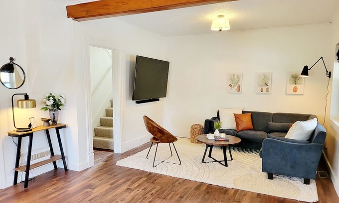 Little Valley House | 4 bedroom pet-friendly Home- 10 minutes from Ski slopes