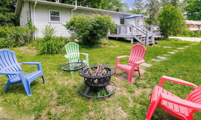 Bloomington House | 2 mins to IU sports & Griffy Lake! Ranch retreat w/game room. Pet-friendly!