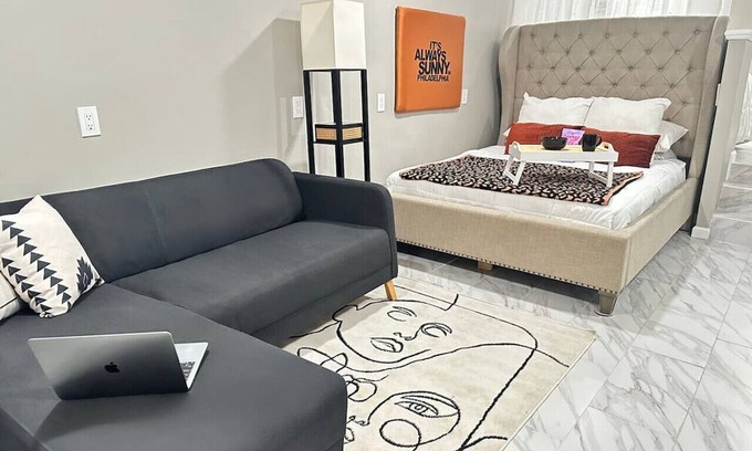 Melrose Apartment | Netflix* W/D* 10 min to Airport* Smart TV